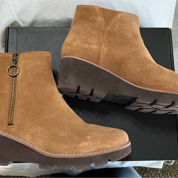 Vionic; Ladies; Water Repellent Suede Booties; Size 9 (40); Hazal - Picture 10 of 13